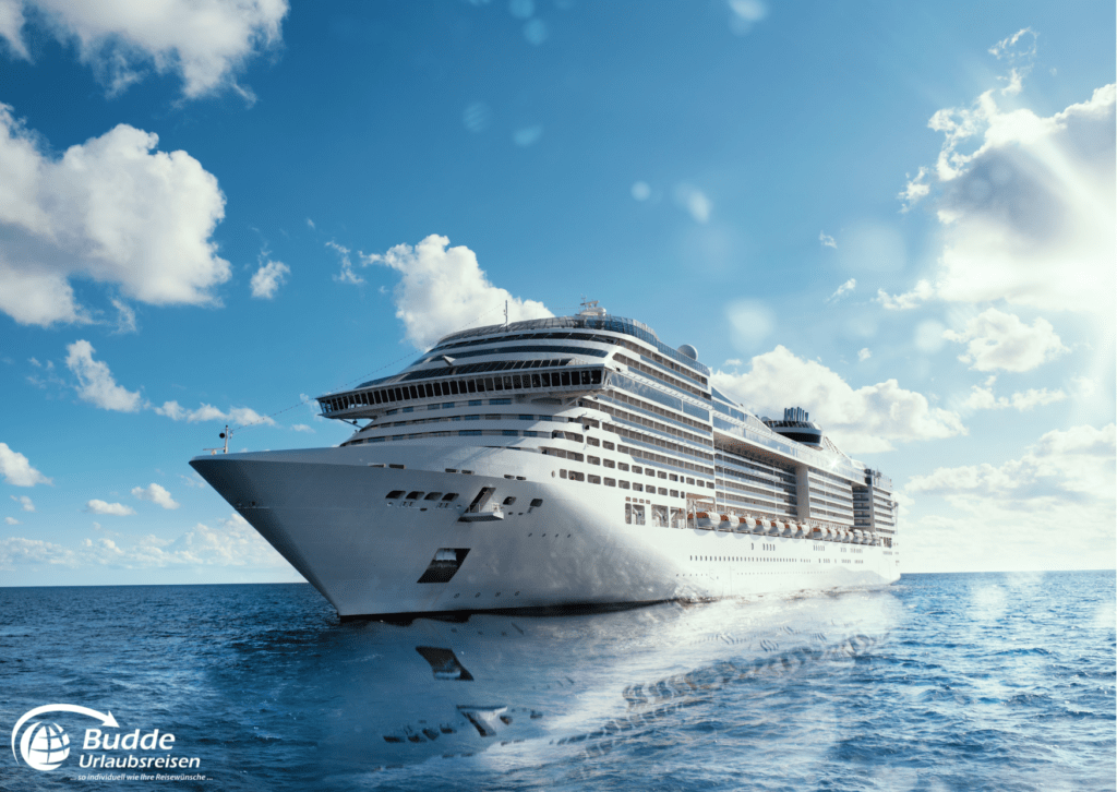 Kreuzfahrt beliebt: Großes Kreuzfahrtschiff auf offenem Meer, Reisebüro Bretzenheim.