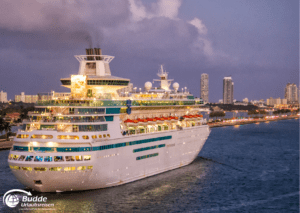 Kreuzfahrtschiff bei Nacht in einem Hafen