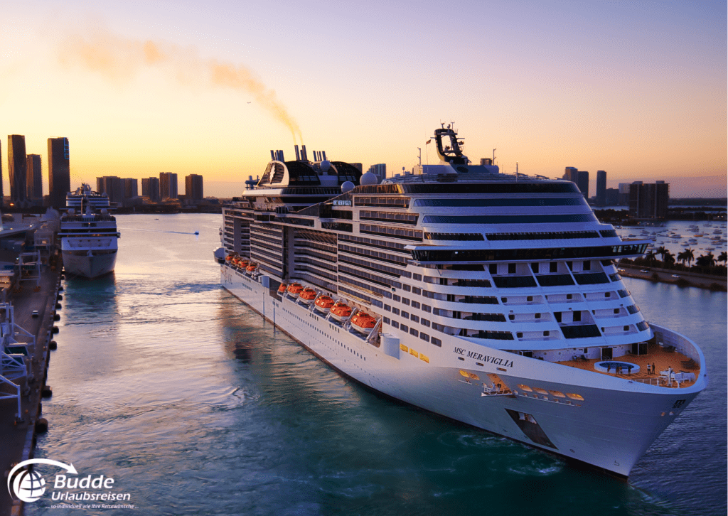 Kreuzfahrtschiff verlässt den Hafen bei Sonnenuntergang