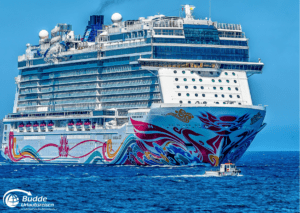 Kreuzfahrt beliebt: Norwegisches Kreuzfahrtschiff mit buntem Design auf dem Ozean, Reisebüro Bretzenheim.