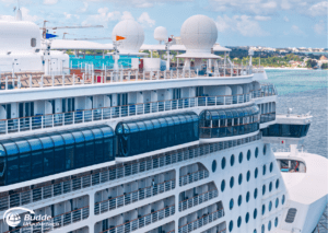Kreuzfahrt beliebt: Oberdeck eines modernen Kreuzfahrtschiffs mit Sonnendeck und Pools, Reisebüro Bretzenheim.