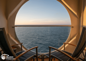 Kreuzfahrt beliebt: Sonnenaufgang über dem Meer vom Deck eines Kreuzfahrtschiffs, Reisebüro Bretzenheim.