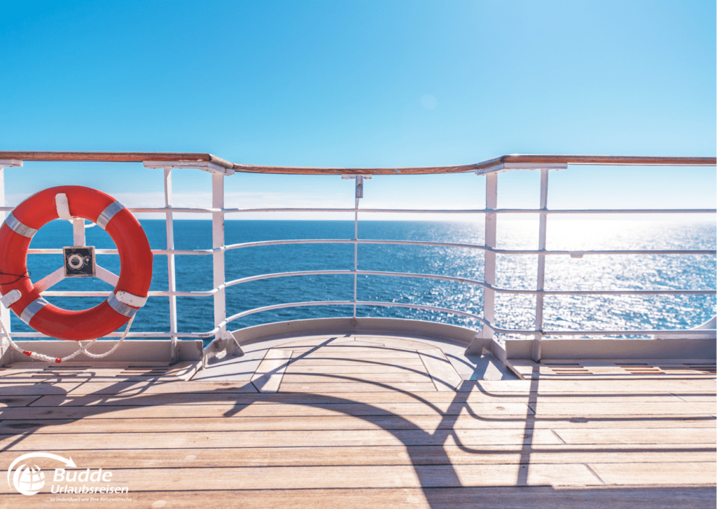 Kreuzfahrt beliebt: Rettungsring auf dem Deck eines Kreuzfahrtschiffs mit blauem Meer im Hintergrund, Reisebüro Bretzenheim.