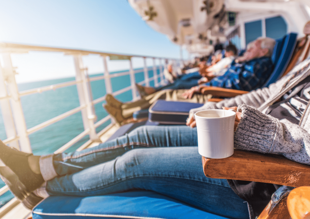 Kreuzfahrt beliebt: Passagiere entspannen sich auf Liegestühlen an Bord eines Kreuzfahrtschiffs, Reisebüro Bretzenheim.