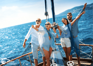 Gruppe von Freunden genießt eine Kreuzfahrt beliebt auf einer Luxusyacht