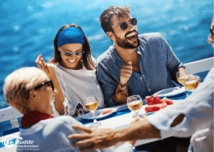 Gruppe von Freunden genießt Luxuskreuzfahrten auf einer Yacht bei einer Kreuzfahrt beliebt