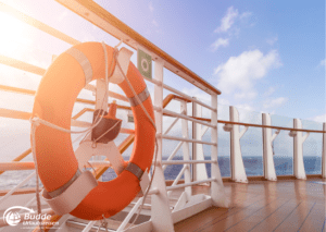 Rettungsring auf dem Deck eines Kreuzfahrtschiffes bei einer Luxuskreuzfahrt beliebt
