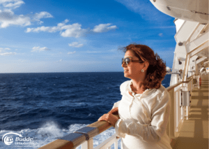 Frau genießt die Aussicht auf das Meer bei einer Luxuskreuzfahrt, die bei Reisenden beliebt ist
