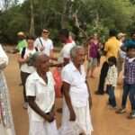 Einheimische und Touristen in Sri Lanka