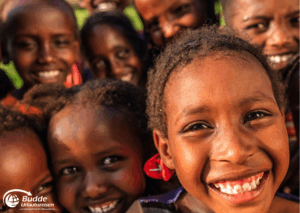 Kultur Urlaub Afrika: Gruppe von lächelnden Kindern mit verschiedenen Gesichtsausdrücken in Afrika.