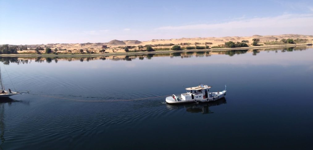 Ägypten-Nilkreuzfahrt-Schiff Dieses beeindruckende Bild zeigt ein Nilkreuzfahrtschiff, das majestätisch über den fließenden Gewässern des Nils in Ägypten schwebt. Die Sonne spiegelt sich auf dem ruhigen Wasser wider, während das Schiff majestätisch entlang des Ufers gleitet. Eine Nilkreuzfahrt bietet eine einzigartige Möglichkeit, die Schönheit Ägyptens zu entdecken und die faszinierenden antiken Stätten entlang des Nils zu erkunden. Genießen Sie den Luxus an Bord des Schiffes und lassen Sie sich von der beeindruckenden Landschaft und der reichen Geschichte Ägyptens verzaubern.