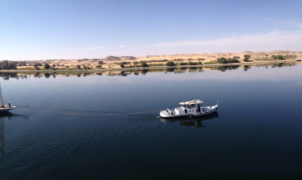 Ägypten-Nilkreuzfahrt-Schiff Dieses beeindruckende Bild zeigt ein Nilkreuzfahrtschiff, das majestätisch über den fließenden Gewässern des Nils in Ägypten schwebt. Die Sonne spiegelt sich auf dem ruhigen Wasser wider, während das Schiff majestätisch entlang des Ufers gleitet. Eine Nilkreuzfahrt bietet eine einzigartige Möglichkeit, die Schönheit Ägyptens zu entdecken und die faszinierenden antiken Stätten entlang des Nils zu erkunden. Genießen Sie den Luxus an Bord des Schiffes und lassen Sie sich von der beeindruckenden Landschaft und der reichen Geschichte Ägyptens verzaubern.
