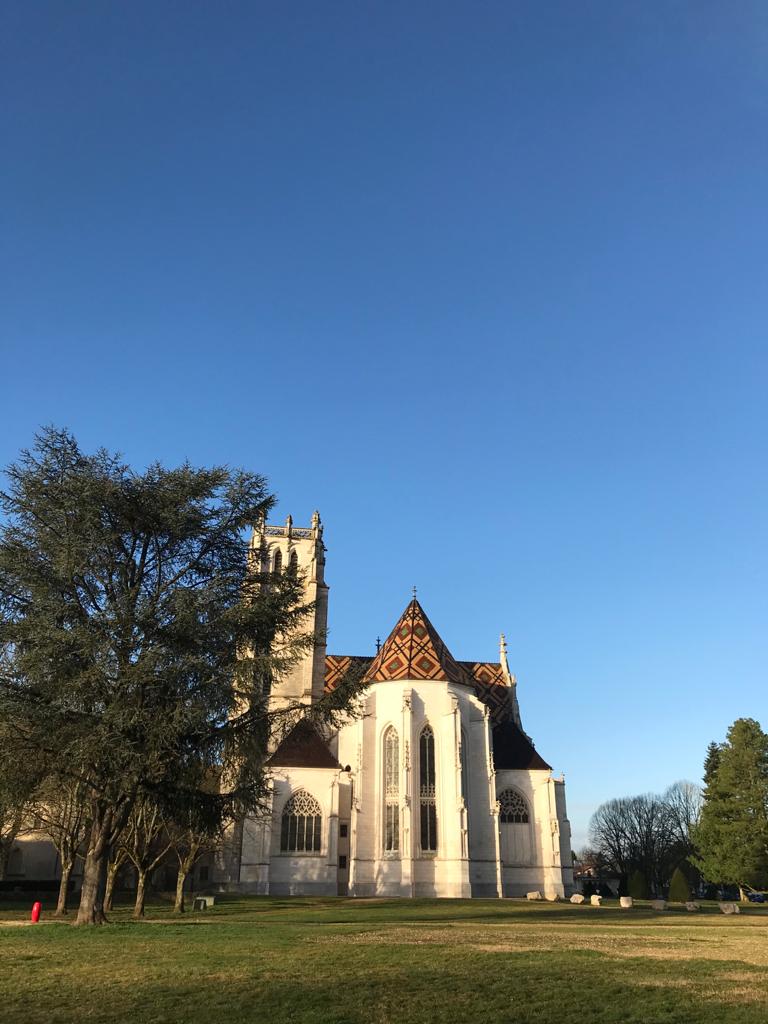 Bourg en bresse-kirche-frankreich-urlaub Das idyllische Bild zeigt die beeindruckende Kirche von Bourg-en-Bresse, einer charmanten Stadt in Frankreich. Die Kirche, bekannt als Notre-Dame, beeindruckt mit ihrer imposanten Architektur und ihrer reichen Geschichte. Tauchen Sie ein in die Atmosphäre dieser historischen Stadt und entdecken Sie die Schönheit der Kirche von Bourg-en-Bresse. Genießen Sie einen unvergesslichen Urlaub in Frankreich und erkunden Sie die malerischen Straßen, traditionellen Märkte und gemütlichen Cafés dieser bezaubernden Stadt.