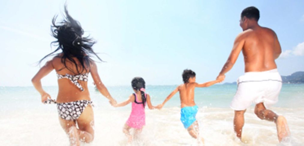 Familienurlaub-Meer-Sandstrand Verbringen Sie mit Ihrer Familie einen unvergesslichen Urlaub am Meer und am Sandstrand. Auf unserem Bild sehen Sie eine glückliche Familie, die am Strand entlang spaziert und das kristallklare Wasser genießt. Wenn Sie auch eine solche unvergessliche Erfahrung machen möchten, dann sollten Sie sich unsere Urlaubsangebote ansehen. Wir bieten Ihnen eine breite Auswahl an Familienurlauben am Meer und am Sandstrand, bei denen Sie die Sonne und das Meer genießen können.