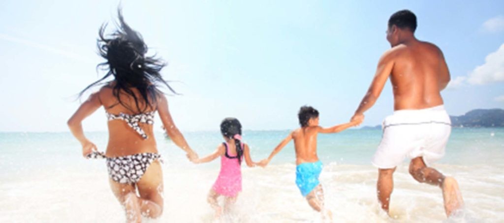 Familienurlaub-Meer-Sandstrand Verbringen Sie mit Ihrer Familie einen unvergesslichen Urlaub am Meer und am Sandstrand. Auf unserem Bild sehen Sie eine glückliche Familie, die am Strand entlang spaziert und das kristallklare Wasser genießt. Wenn Sie auch eine solche unvergessliche Erfahrung machen möchten, dann sollten Sie sich unsere Urlaubsangebote ansehen. Wir bieten Ihnen eine breite Auswahl an Familienurlauben am Meer und am Sandstrand, bei denen Sie die Sonne und das Meer genießen können.