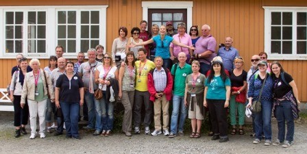Fankreuzfahrt Stefanie Hertel Erleben Sie eine unvergessliche Fankreuzfahrt mit Stefanie Hertel und lernen Sie gleichzeitig neue Menschen kennen. Auf unserem Bild sehen Sie ein Gruppenfoto von dieser einzigartigen Erfahrung, die Sie auch machen können. Wenn Sie auch Teil dieser unvergesslichen Fankreuzfahrt werden möchten, dann sollten Sie sich unsere Urlaubsangebote ansehen. Wir bieten Ihnen eine breite Auswahl an Kreuzfahrten, bei denen Sie nicht nur Ihre Lieblingsstars treffen, sondern auch neue Freunde finden und unvergessliche Erlebnisse auf dem Meer genießen können.