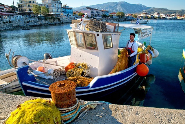 Fischerboot-samos-urlaubsreisen griechenland-urlaubsangebote Das Bild zeigt ein malerisches Fischerboot vor der Küste von Samos, einer bezaubernden Insel in Griechenland. Samos ist bekannt für seine idyllischen Strände, kristallklares Wasser und charmante Dörfer. Es ist ein beliebtes Ziel für Urlaubsreisen und bietet eine Vielzahl von Urlaubsangeboten für Reisende. Genießen Sie entspannte Tage am Strand, erkunden Sie historische Stätten und lassen Sie sich von der Gastfreundschaft der Einheimischen verwöhnen. Samos ist ein wahrer Geheimtipp für einen unvergesslichen Urlaub in Griechenland.