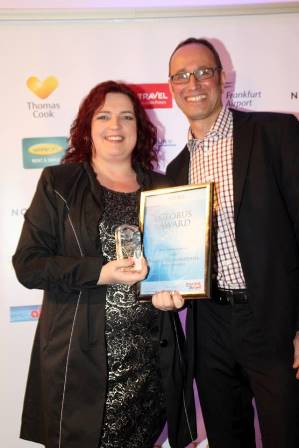 Globus Award Budde Urlaubsreisen Anke Budde, Gewinnerin des Globus Awards 2013, und Matthias Gürtler, Chefredakteur der Touristik Aktuell, auf einem gemeinsamen Foto.