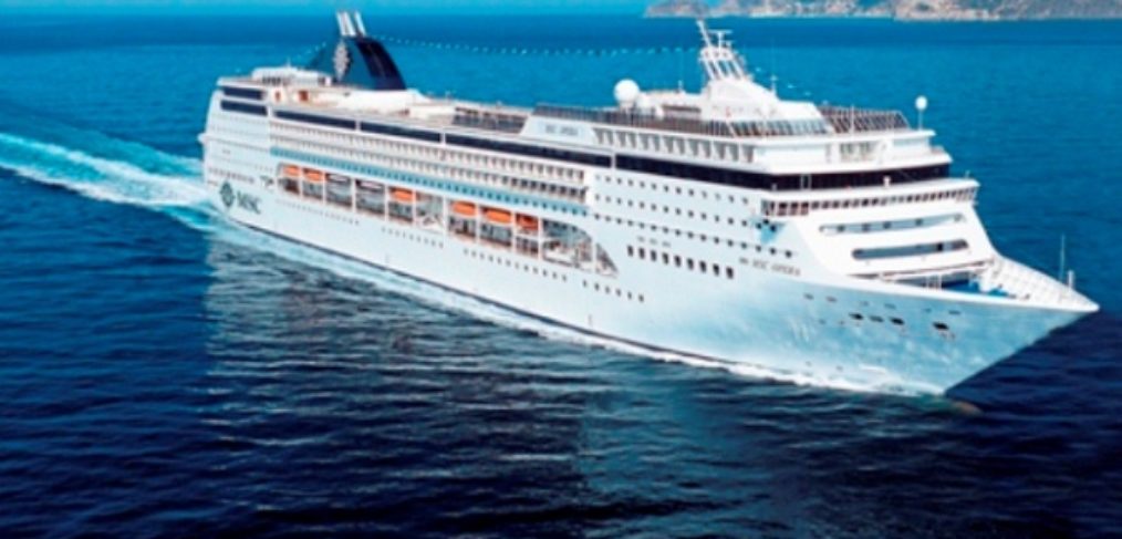 Kreuzfahrtschiff MSC Opera Das beeindruckende Bild zeigt das elegante Kreuzfahrtschiff MSC Opera, wie es majestätisch über das glitzernde Meer gleitet. Mit seiner modernen Architektur und dem luxuriösen Interieur bietet die MSC Opera ein unvergleichliches Kreuzfahrterlebnis. Von den geräumigen Kabinen über die exquisiten Restaurants bis hin zu den vielfältigen Unterhaltungsmöglichkeiten - an Bord der MSC Opera erwartet Sie eine Welt voller Komfort und Genuss. Erkunden Sie faszinierende Reiseziele, entspannen Sie sich auf dem Sonnendeck und lassen Sie sich von der MSC Opera in eine unvergessliche Kreuzfahrt entführen.