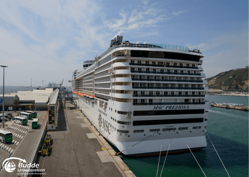 Die MSC Preziosa liegt im Hafen an und ist bereit für eine Kreuzfahrtreise im Mittelmeer.
