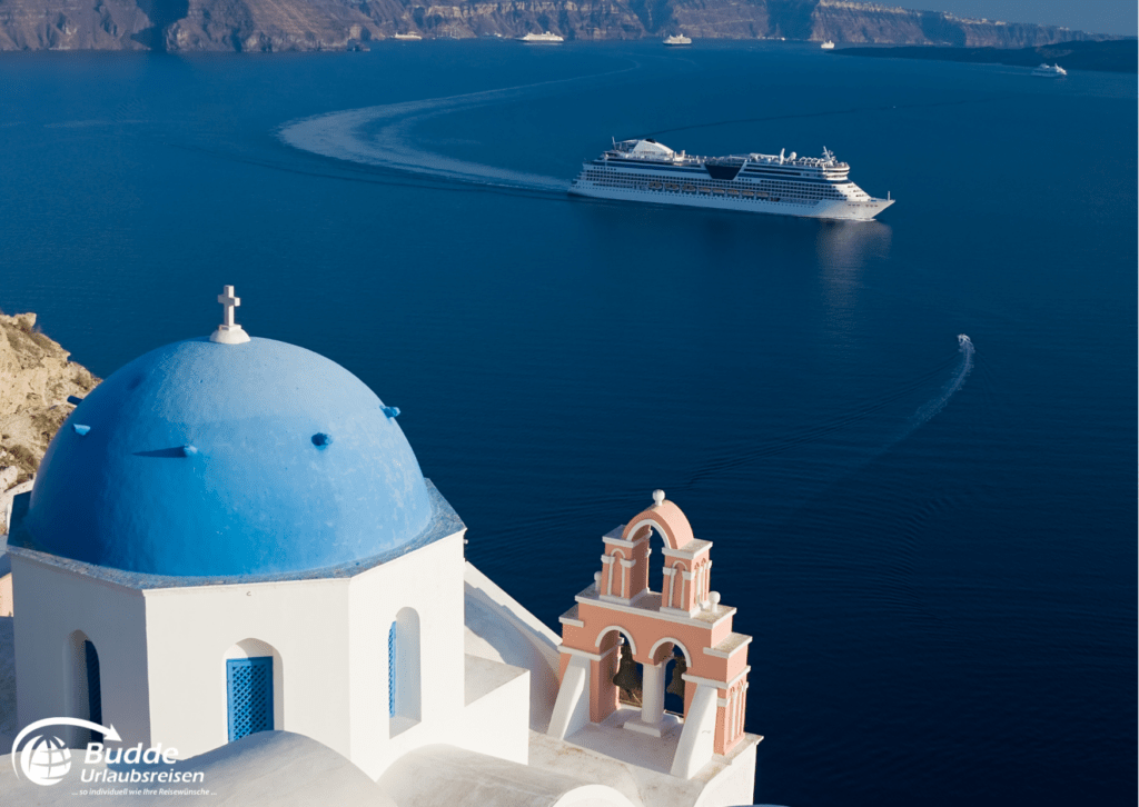 Ein Kreuzfahrtschiff fährt am Horizont entlang, mit der markanten blauen Kuppel und Glockenturm einer Kirche von Santorini im Vordergrund.