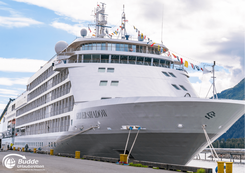 Das Kreuzfahrtschiff Silver Shadow der Silversea Cruises liegt im Hafen, bereit für eine Reise im Mittelmeer.