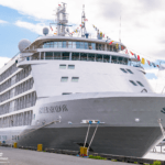 Das Kreuzfahrtschiff Silver Shadow der Silversea Cruises liegt im Hafen, bereit für eine Reise im Mittelmeer.
