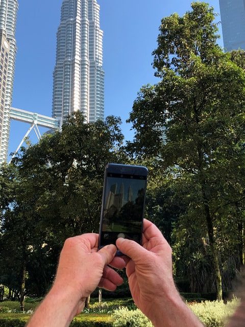 Malaysia-Twin Towers-perfektes Urlaubsfoto Dieses atemberaubende Bild fängt die majestätische Schönheit der Petronas Twin Towers in Malaysia ein. Diese ikonischen Wolkenkratzer sind nicht nur ein architektonisches Meisterwerk, sondern auch ein Symbol für den Fortschritt und den Stolz Malaysias. Die imposante Skyline und die perfekte Symmetrie der Türme machen dieses Foto zu einem perfekten Urlaubssouvenir. Erkunden Sie die faszinierende Stadt Kuala Lumpur, genießen Sie die atemberaubende Aussicht von den Twin Towers und lassen Sie sich von der einzigartigen Kultur Malaysias verzaubern.