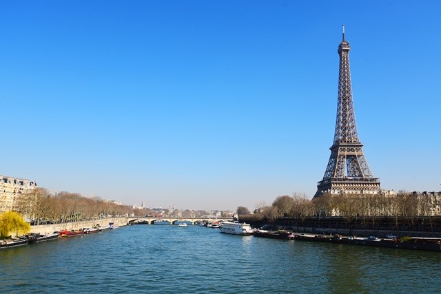 Paris Eiffelturm Das atemberaubende Bild zeigt den ikonischen Eiffelturm, das Wahrzeichen von Paris. Mit seiner majestätischen Präsenz und dem beeindruckenden Design ist der Eiffelturm ein Symbol für Romantik, Eleganz und die Schönheit der französischen Hauptstadt. Ob Sie den Turm bei Tag oder bei Nacht bewundern, er strahlt stets eine einzigartige Faszination aus. Buchen Sie Ihre Reise nach Paris und erleben Sie den Zauber des Eiffelturms, erkunden Sie die charmanten Straßen der Stadt der Liebe und tauchen Sie ein in die reiche Kultur und Geschichte dieser einzigartigen Metropole.