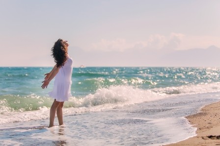 Sandstrand Traumurlaub Entfliehen Sie dem Alltag und genießen Sie die Schönheit eines unberührten Sandstrandes bei einem unvergesslichen Urlaub. Auf unserem Bild sehen Sie eine Frau, die in den brechenden Wellen am Strand steht und die Schönheit des Ozeans genießt. Wenn Sie auch eine solche unvergessliche Erfahrung machen möchten, dann sollten Sie sich unsere Urlaubsangebote ansehen. Wir bieten Ihnen eine breite Auswahl an Strandurlauben, bei denen Sie die Schönheit des Ozeans und des Sandstrandes erleben können.