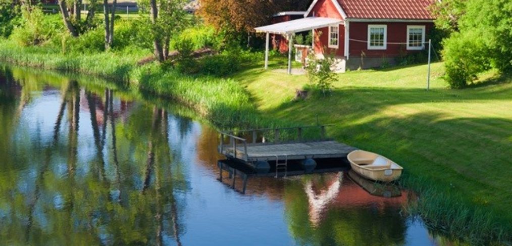 Schweden-Idyll-Ferienhaus Das bezaubernde Bild zeigt ein idyllisches Ferienhaus in Schweden, umgeben von malerischer Natur. Das charmante Holzhaus strahlt eine warme und einladende Atmosphäre aus, während es von üppigem Grün und blühenden Blumen umgeben ist. Die umliegende Landschaft bietet eine Oase der Ruhe und lädt zu erholsamen Spaziergängen in der Natur ein. Dieses Ferienhaus ist der perfekte Ort, um dem Alltagsstress zu entfliehen und die entspannte schwedische Lebensart zu genießen. Tauchen Sie ein in das Schweden-Idyll und lassen Sie sich von der Schönheit dieser Landschaft verzaubern.