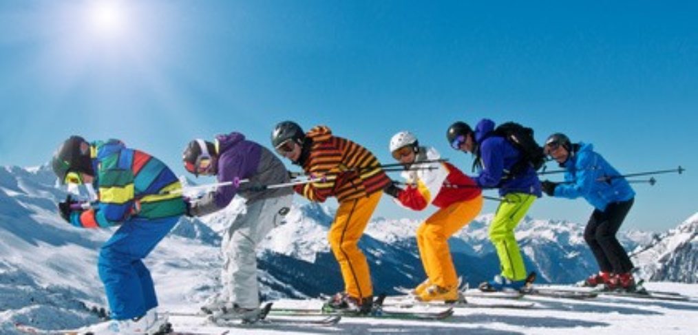 Winterurlaub Gruppe Skifahrer in Abfahrtshocke