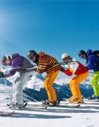 Winterurlaub Gruppe Skifahrer in Abfahrtshocke