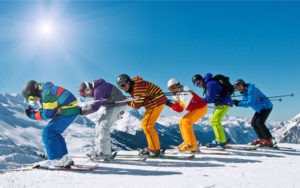 Winterurlaub Gruppe Skifahrer in Abfahrtshocke Dieses eindrucksvolle Bild zeigt eine Gruppe von Skifahrern in perfekter Abfahrtshocke während eines aufregenden Winterurlaubs. Der Schnee glitzert im Sonnenlicht, während die Skifahrer die steile Piste hinunterfahren. Die Freude und der Nervenkitzel des Skifahrens sind deutlich zu spüren. Dieses Bild fängt den Spaß und die Dynamik des Wintersports ein und lädt zum Träumen von einem unvergesslichen Winterurlaub ein.