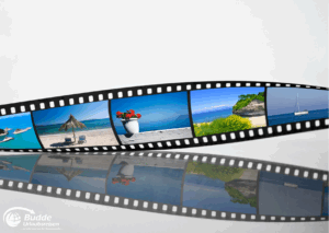 Urlaubsfoto: Filmstreifen mit verschiedenen Urlaubsbildern, darunter Strände, Pflanzen und Boote.