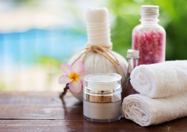 Wellnessurlaub buchen Das inspirierende Bild zeigt die perfekte Möglichkeit für einen erholsamen Wellnessurlaub. Hier können Sie pure Entspannung und Wohlbefinden erleben. Buchen Sie Ihren Wellnessurlaub und gönnen Sie sich wohltuende Massagen, entspannende Wellnessanwendungen und genießen Sie die Ruhe in einer idyllischen Umgebung. Lassen Sie den Alltagsstress hinter sich und tauchen Sie ein in eine Welt der Erholung und Regeneration. Entscheiden Sie sich für diesen Wellnessurlaub und tanken Sie neue Energie für Körper, Geist und Seele.