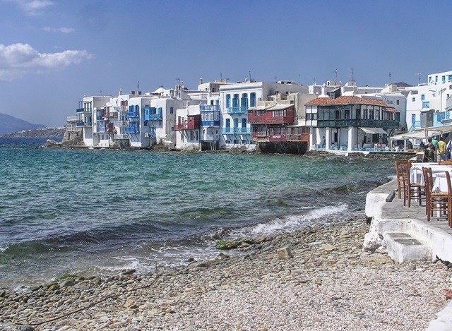 mykonos-urlaubsreise griechenland-Urlaubsangebote Das Bild zeigt die malerische Insel Mykonos in Griechenland, ein beliebtes Ziel für Urlaubsreisen. Mit seinen charakteristischen weißen Häusern, engen Gassen und lebendigen Strandbars lockt Mykonos Besucher aus aller Welt an. Die Insel bietet eine breite Palette an Urlaubsangeboten, darunter luxuriöse Resorts, aufregende Wassersportmöglichkeiten und eine pulsierende Partyszene. Genießen Sie die entspannte Atmosphäre, erkunden Sie die charmanten Dörfer und lassen Sie sich von der Schönheit der Ägäis verzaubern.