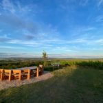 Weinbau-Region-Nahe Willkommen in der bezaubernden Weinbau-Region Nahe! Auf diesem Bild können Sie die idyllische Landschaft dieser Region bewundern, geprägt von sanften Hügeln, üppigen Weinbergen und malerischen Dörfern. Die Nahe ist bekannt für ihre erstklassigen Weine und ihre gastfreundliche Atmosphäre. Tauchen Sie ein in die Welt des Weinbaus und entdecken Sie die Vielfalt der Rebsorten, die hier gedeihen. Bei uns haben Sie die Möglichkeit, Weinreisen in die Nahe zu buchen und unvergessliche Momente inmitten dieser malerischen Weinbau-Region zu erleben. Genießen Sie Weinproben, besuchen Sie historische Weingüter und lassen Sie sich von der Schönheit der Natur und der Leidenschaft für den Weinbau verzaubern.