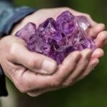 Amethyste-Edelsteine-Idar Oberstein Entdecken Sie die faszinierende Welt der Amethysten aus Idar-Oberstein! Auf diesem Bild können Sie eine Auswahl von wunderschönen Amethysten bewundern, die in dieser berühmten Edelsteinstadt gefördert werden. Idar-Oberstein ist weltweit bekannt für seine hochwertigen Edelsteine und seine lange Tradition im Edelsteinhandel. Bei uns können Sie Touren durchs Edelsteinland buchen und die spannende Geschichte der Edelsteingewinnung und -verarbeitung kennenlernen. Tauchen Sie ein in die schillernde Welt der Edelsteine, besuchen Sie faszinierende Schleifereien und erfahren Sie mehr über die Kunst der Edelsteinherstellung. Erleben Sie unvergessliche Momente inmitten des Edelsteinlandes und lassen Sie sich von der Schönheit der Amethyste verzaubern.