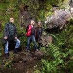 Bergwerksrundweg Fischbach, Schmuckdesign Andrea Sohne-Idar Oberstein-Nahe Willkommen auf dem faszinierenden Bergwerksrundweg Fischbach bei Idar-Oberstein! Auf diesem Bild können Sie nicht nur den Weg bewundern, sondern auch die talentierte Schmuckdesignerin Andrea Sohne, die Ihnen auf Ihrer Tour durch das Edelsteinland zur Seite steht. Buchen Sie bei uns Touren durchs Edelsteinland und erleben Sie gemeinsam mit Andrea Sohne die faszinierende Welt des Edelsteinabbaus und Schmuckdesigns. Lernen Sie mehr über die Edelsteine der Region, erfahren Sie die Geheimnisse des Handwerks und lassen Sie sich von Andrea Sohnes einzigartigen Schmuckstücken inspirieren. Tauchen Sie ein in die Welt des Edelsteinlands und erleben Sie unvergessliche Momente auf dem Bergwerksrundweg Fischbach.