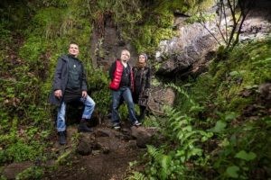 Bergwerksrundweg Fischbach, Schmuckdesign Andrea Sohne-Idar Oberstein-Nahe Willkommen auf dem faszinierenden Bergwerksrundweg Fischbach bei Idar-Oberstein! Auf diesem Bild können Sie nicht nur den Weg bewundern, sondern auch die talentierte Schmuckdesignerin Andrea Sohne, die Ihnen auf Ihrer Tour durch das Edelsteinland zur Seite steht. Buchen Sie bei uns Touren durchs Edelsteinland und erleben Sie gemeinsam mit Andrea Sohne die faszinierende Welt des Edelsteinabbaus und Schmuckdesigns. Lernen Sie mehr über die Edelsteine der Region, erfahren Sie die Geheimnisse des Handwerks und lassen Sie sich von Andrea Sohnes einzigartigen Schmuckstücken inspirieren. Tauchen Sie ein in die Welt des Edelsteinlands und erleben Sie unvergessliche Momente auf dem Bergwerksrundweg Fischbach.