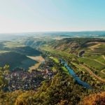 Blick vom Lemberg in die Weinberge-Weinregion Nahe Willkommen auf dem atemberaubenden Lemberg, von dem aus Sie einen wunderschönen Blick in die malerischen Weinberge des Nahetals genießen können! Auf diesem Bild können Sie die beeindruckende Landschaft und die endlosen Rebenreihen bewundern. Buchen Sie bei uns Touren durchs Nahetal und entdecken Sie die Schönheit der Weinregion. Erklimmen Sie den Lemberg und lassen Sie sich von der majestätischen Aussicht belohnen. Erleben Sie unvergessliche Momente, während Sie den Blick in die Weinberge genießen und die Vielfalt der Naheregion kennenlernen.