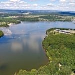Bostalsee Hafen Luftperspektive Willkommen am bezaubernden Bostalsee Hafen, den Sie auf diesem Bild aus der Luftperspektive bewundern können! Buchen Sie bei uns Touren durchs Nahetal und entdecken Sie die Schönheit des Bostalsees. Erleben Sie eine unvergessliche Bootsfahrt entlang des Sees, erkunden Sie die malerische Umgebung und genießen Sie die herrliche Aussicht. Erleben Sie unvergessliche Momente, während Sie den Bostalsee Hafen aus der Vogelperspektive betrachten und die entspannte Atmosphäre des Nahetals genießen.