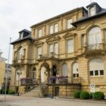 Deutsches Edelsteinmuseum in Idar Oberstein Willkommen im Deutschen Edelsteinmuseum in Idar-Oberstein! Auf diesem Bild können Sie einen Blick auf das beeindruckende Museum werfen, das eine faszinierende Sammlung von Edelsteinen und Schmuckstücken aus aller Welt beherbergt. Buchen Sie bei uns Touren durchs Edelsteinland und besuchen Sie das Deutsche Edelsteinmuseum, um die reiche Geschichte und Kultur des Edelsteinabbaus zu entdecken. Tauchen Sie ein in die faszinierende Welt der Edelsteine, erkunden Sie die vielfältige Ausstellung und erfahren Sie mehr über die faszinierende Handwerkskunst. Erleben Sie unvergessliche Momente, während Sie durch die Ausstellungsräume schlendern und die Schönheit und den Glanz der Edelsteine bestaunen.