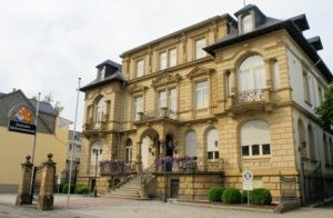 Deutsches Edelsteinmuseum in Idar Oberstein Willkommen im Deutschen Edelsteinmuseum in Idar-Oberstein! Auf diesem Bild können Sie einen Blick auf das beeindruckende Museum werfen, das eine faszinierende Sammlung von Edelsteinen und Schmuckstücken aus aller Welt beherbergt. Buchen Sie bei uns Touren durchs Edelsteinland und besuchen Sie das Deutsche Edelsteinmuseum, um die reiche Geschichte und Kultur des Edelsteinabbaus zu entdecken. Tauchen Sie ein in die faszinierende Welt der Edelsteine, erkunden Sie die vielfältige Ausstellung und erfahren Sie mehr über die faszinierende Handwerkskunst. Erleben Sie unvergessliche Momente, während Sie durch die Ausstellungsräume schlendern und die Schönheit und den Glanz der Edelsteine bestaunen.