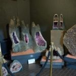 Deutsches Edelsteinmuseum-Urlaubsregion-Nahe-Idar Oberstein-Edelsteine Willkommen in der faszinierenden Welt des Deutschen Edelsteinmuseums in Idar-Oberstein! Auf diesem Bild können Sie einen Einblick in die spannende Ausstellung dieses renommierten Museums erhalten. Buchen Sie bei uns Touren durchs Edelsteinland und besuchen Sie das Deutsche Edelsteinmuseum, um tiefer in die Geschichte und Kultur des Edelsteinabbaus einzutauchen. Erkunden Sie die vielfältige Ausstellung, bewundern Sie beeindruckende Edelsteine und Schmuckstücke aus aller Welt und erfahren Sie mehr über die handwerkliche Verarbeitung. Erleben Sie unvergessliche Momente, während Sie durch die Ausstellungsräume schlendern und die Schönheit und den Glanz der Edelsteine bestaunen.