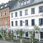 Deutsches Mineralienmuseum-Idar Oberstein-Naheregion.JPG Willkommen im Deutschen Mineralienmuseum in Idar-Oberstein! Auf diesem Bild können Sie einen Blick auf das beeindruckende Museum werfen, das eine vielfältige Sammlung von Mineralien aus aller Welt präsentiert. Buchen Sie bei uns Touren durchs Edelsteinland und besuchen Sie das Deutsche Mineralienmuseum, um die faszinierende Welt der Minerale zu entdecken. Tauchen Sie ein in die Geologie und Mineralogie, erkunden Sie die umfangreiche Ausstellung und erfahren Sie mehr über die Entstehung und Vielfalt der Mineralien. Erleben Sie unvergessliche Momente, während Sie durch die Ausstellungsräume schlendern und die Schönheit und Einzigartigkeit der Mineralien im Deutschen Mineralienmuseum bestaunen.