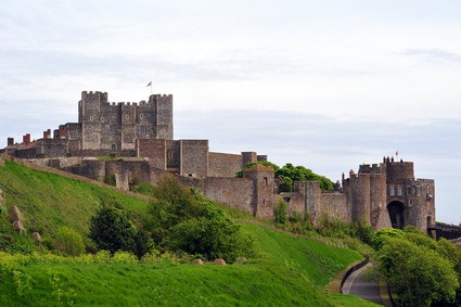 Dover Schloss Eingang Das imposante Bild zeigt den majestätischen Eingang des Dover Schlosses, einer historischen Festungsanlage in Dover, England. Der Eingang beeindruckt mit seinem imposanten Tor und den massiven Mauern, die die Geschichte vergangener Jahrhunderte widerspiegeln. Das Dover Schloss ist ein beliebtes Ziel für Geschichtsinteressierte und bietet einen atemberaubenden Ausblick auf den Ärmelkanal. Buchen Sie jetzt Ihre Reise nach Dover und entdecken Sie die faszinierende Geschichte und die beeindruckende Architektur dieses einzigartigen Schlosses.