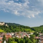Ebenburg-Weinbauregion Nahe Willkommen bei der imposanten Ebernburg, die Sie auf diesem Bild bewundern können! Buchen Sie bei uns Touren durchs Nahetal und entdecken Sie die faszinierende Geschichte und Schönheit dieser historischen Burg. Tauchen Sie ein in die Weinbauregion Nahe und besuchen Sie die Ebernburg, die majestätisch über den Weinbergen thront. Erleben Sie unvergessliche Momente, während Sie die Ebernburg betrachten und die reiche Kultur und Geschichte des Nahetals kennenlernen.