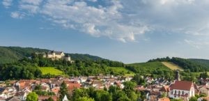 Ebenburg-Weinbauregion Nahe Willkommen bei der imposanten Ebernburg, die Sie auf diesem Bild bewundern können! Buchen Sie bei uns Touren durchs Nahetal und entdecken Sie die faszinierende Geschichte und Schönheit dieser historischen Burg. Tauchen Sie ein in die Weinbauregion Nahe und besuchen Sie die Ebernburg, die majestätisch über den Weinbergen thront. Erleben Sie unvergessliche Momente, während Sie die Ebernburg betrachten und die reiche Kultur und Geschichte des Nahetals kennenlernen.